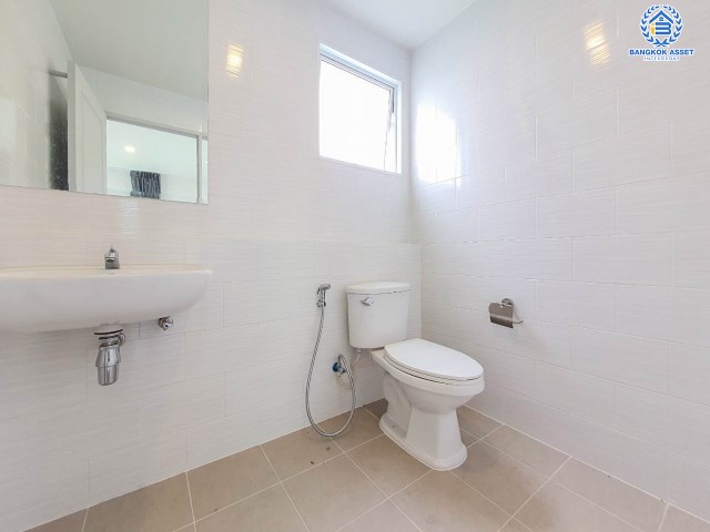 *****บ้านเดี่ยวมือสอง ม.เซนโทร พหลโยธิน-วิภาวดี เนื้อที่กว้าง 51 ตร.ว. ฟังก์ชัน 3 ห้องนอน 3 ห้องน้ำ ที่จอดรถ 2 คัน บ้านหลังใหญ่ สภาพใหม่เอี่ยม พร้อมลากกระเป๋าเข้าอยู่! บนทำเลเดินทางสะดวกเชื่อมต่อถนนพหลโยธิน, ถนนลำลูกกา, ถนนสายไหม, ถนนรังสิต-นครนายก และทางด่วน "โทลล์เวย์" จองเลยวันนี้!